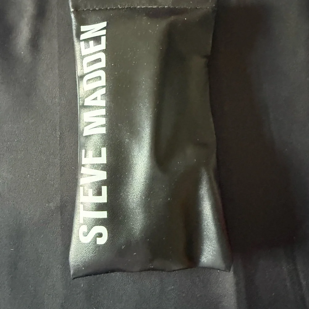 Steve Madden Orange Sunglasses with Black Pouch